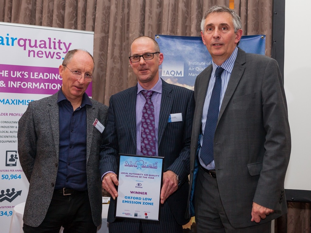 (l-r) October 2015, Awards ceremony saw IAQM chair Roger Barrowcliffe presenting Oxford city council’s air quality officer Ian Halliday and AirQualityNews.com’s Steve Eminton