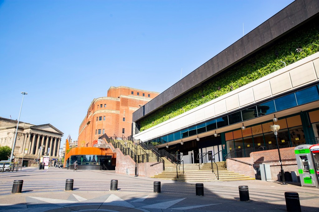Liverpool shopping centre gets 'green wall' - Air Quality News