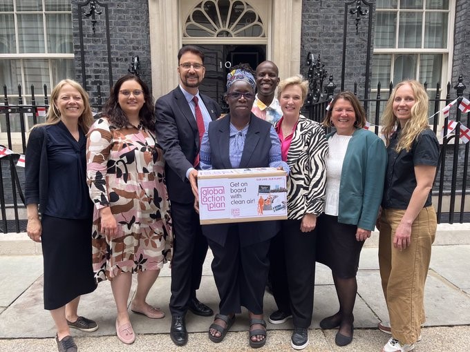 Clean Air Day petition delivered to Downing Street