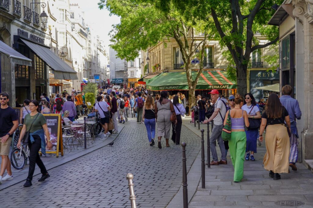 Paris votes to pedestrianise and green 500 new streets