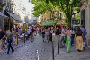 Paris votes to pedestrianise and green 500 new streets