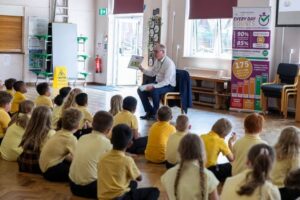 Mayor and Auntie Duck teach children about air pollution