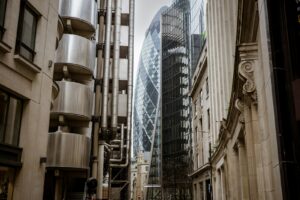 How tall buildings on narrow streets trap air pollution