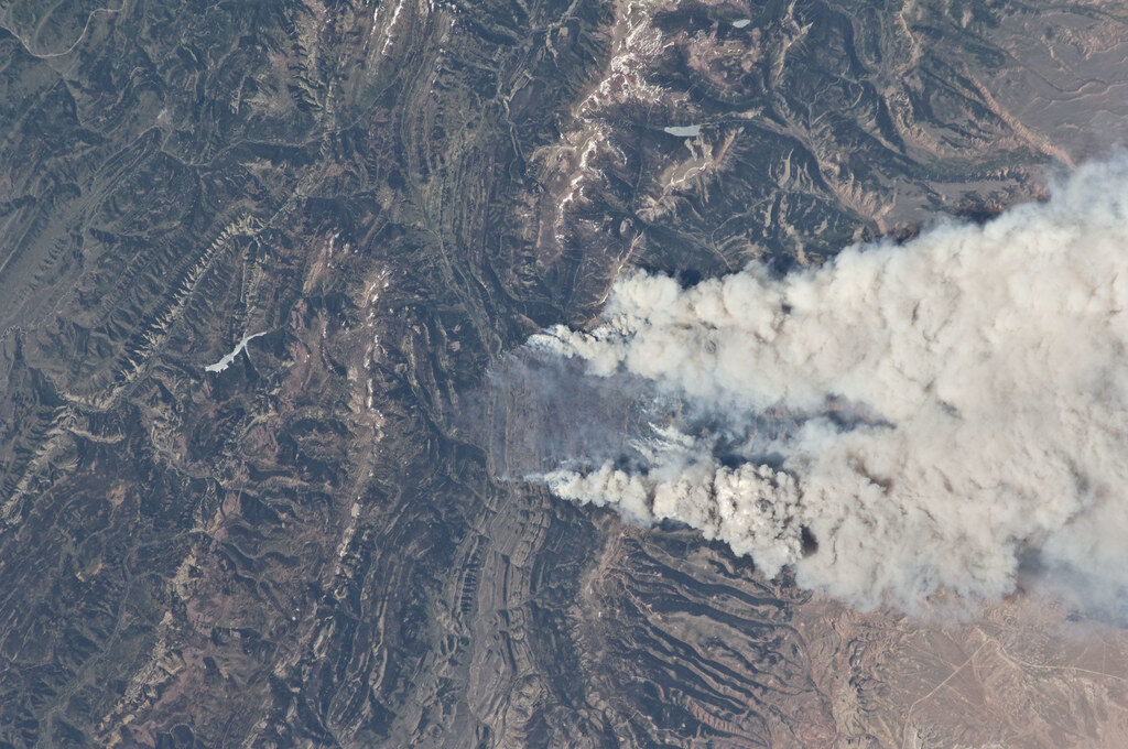 Wildfire smoke and heatwaves undermine air quality gains